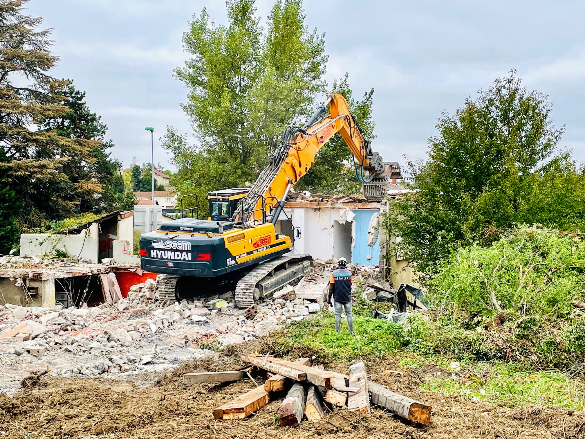 Début des travaux de démolition à Charly