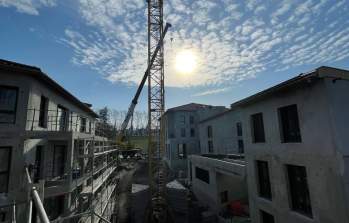 La grue est en cours de démontage sur le chantier de Charly