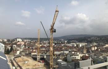 Montage des grues sur le chantier de GENIUS